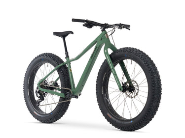 Chic-Chocs 3 | Carbon Fat Bike in green with knobby fat tires and carbon frame on plain white background